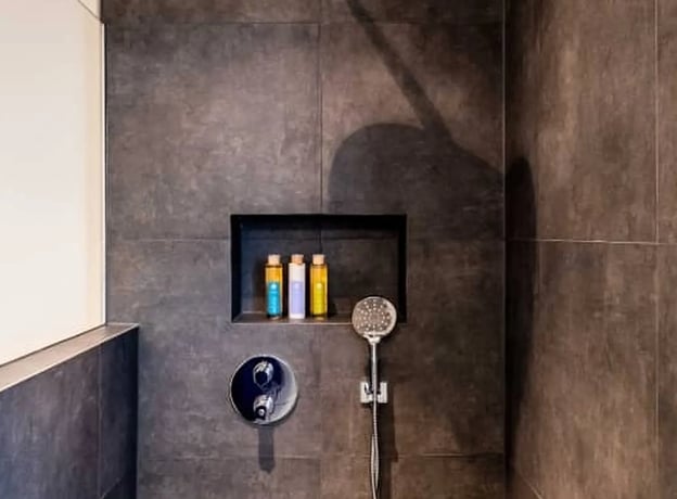 ¿Cómo se hace un muro de ducha?