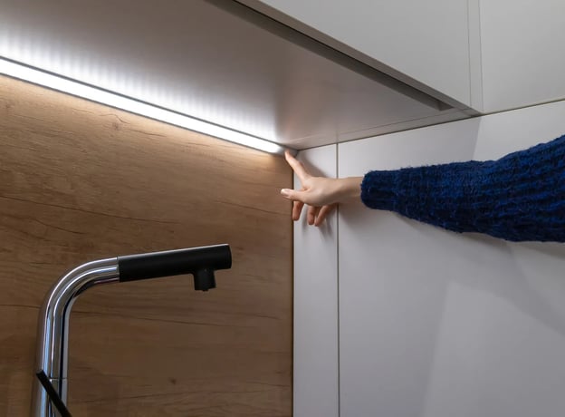 Cómo distribuir una cocina alargada para ganar luz y amplitud