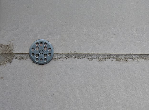 6. Schritt: Dämmplatten an der Außenwand fixieren