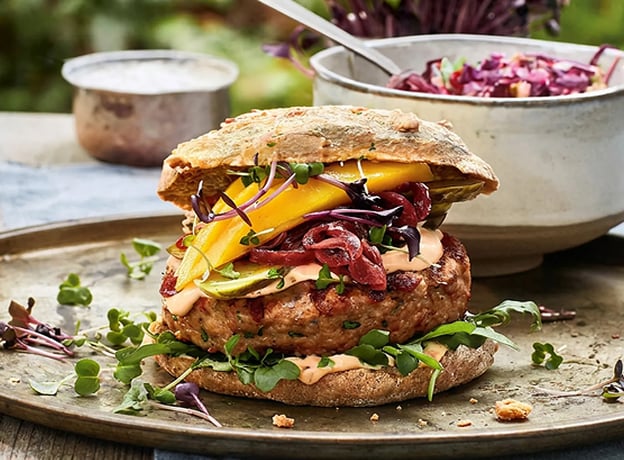 Geflügelburger mit Balsamico-Zwiebeln & Mango