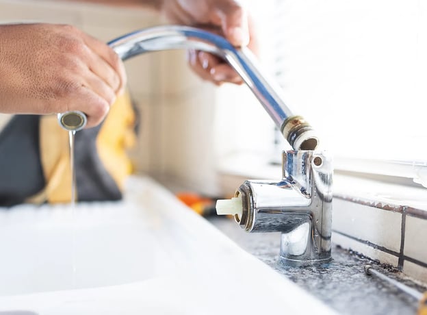 3. Schritt: Den tropfenden Wasserhahn auseinander bauen