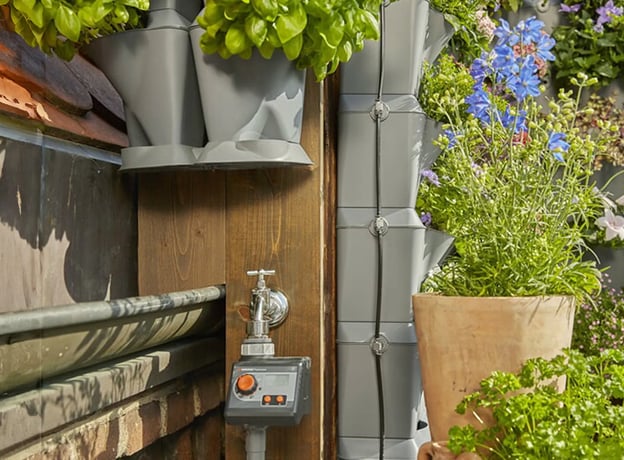 7. Wasser abdrehen, Regentonnen ausleeren und Gartenschläuche verstauen