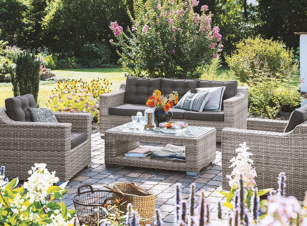 Pure Natürlichkeit auf der Terrasse mit dem Landhausstil