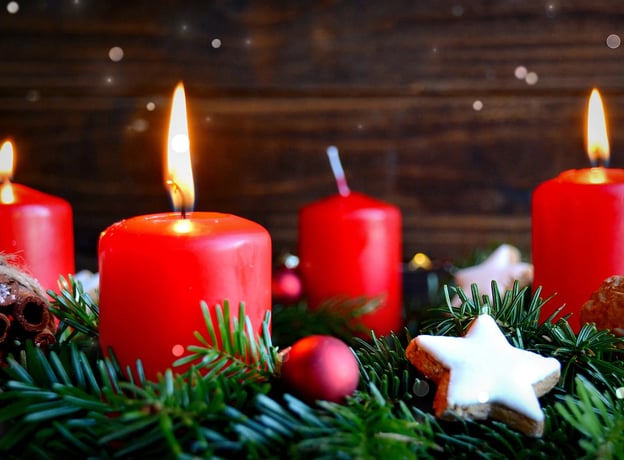 Wie wird ein brennender Adventkranz richtig gelöscht?