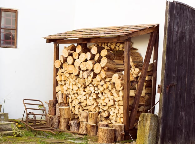 Wie lagert man Brennholz, Briketts & Co.?