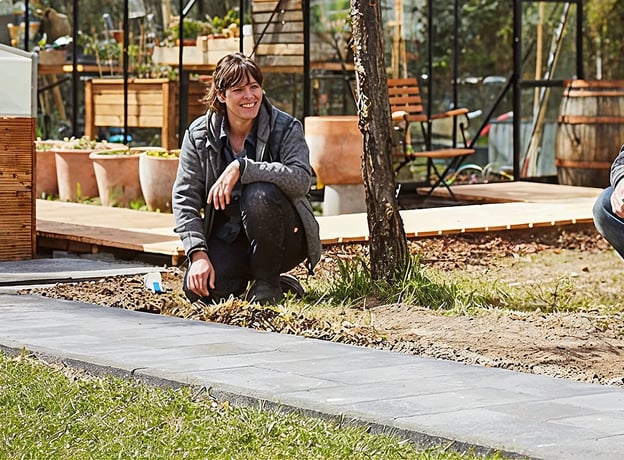 Gartenwege mit Steinplatten befestigen
