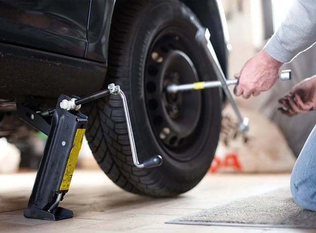 Wann & wie wechselt man die Reifen beim Auto?