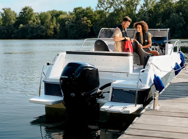 Check der Motoren am Boot