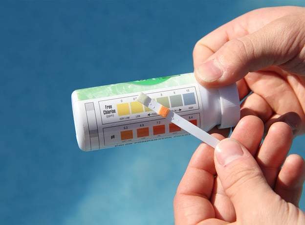 Wie messen und regulieren Sie den pH-Wert im Pool?
