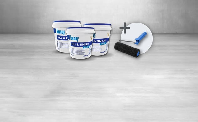 Drei weiße Knauf Fill & Finish Light Eimer mit blauen Deckeln und eine schwarze Farbrolle mit blauem Griff.