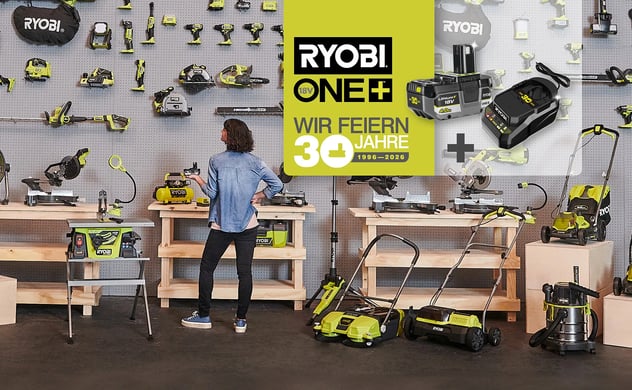 Eine große Auswahl an grünen und schwarzen Ryobi Akku-Werkzeugen und Gartengeräten in einer Werkstatt, mit einer Person, die einen Akku hält. Feiert 30 Jahre.