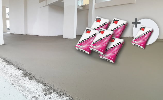 Baumit Estrich E 225 Zementsäcke in einem Raum mit frisch verlegtem Estrichboden.