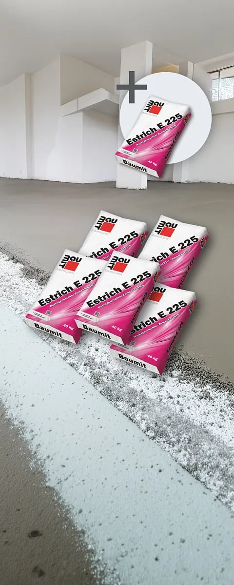 Baumit Estrich E 225 Zementsäcke in einem Raum mit frisch verlegtem Estrichboden.