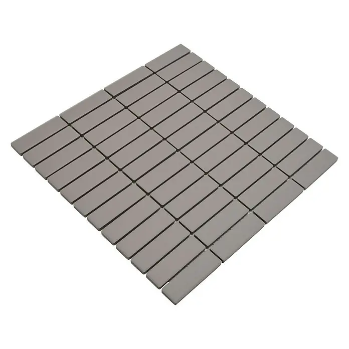 Mosaikfliese Stäbchen Uni CU ST 001 - 29,7 x 29 cm, Hellgrau, Matt - Nahaufnahme von grauen rechteckigen Mosaikfliesen, die ein elegantes und modernes Design für Badezimmer und Küchen bieten.