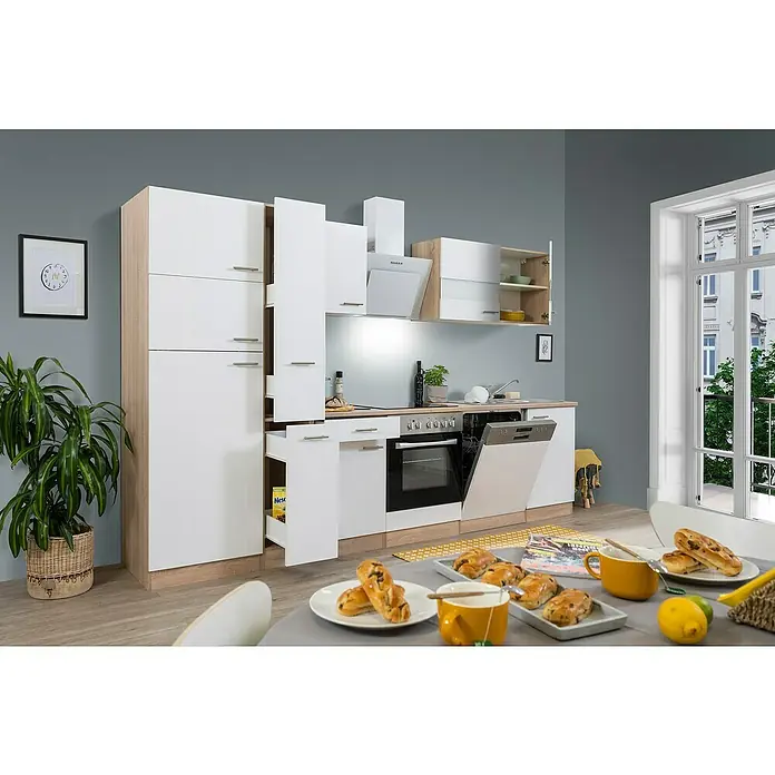 Respekta Küchenzeile Merle Typ 2 - Breite: 310 cm, Weiß, Mit Elektrogeräten, Volumen Backofen: 72 l - Eine moderne Küche mit weißen Schränken und hellem Holzdekor, ergänzt durch einen Esstisch mit Gebäck und Getränken.