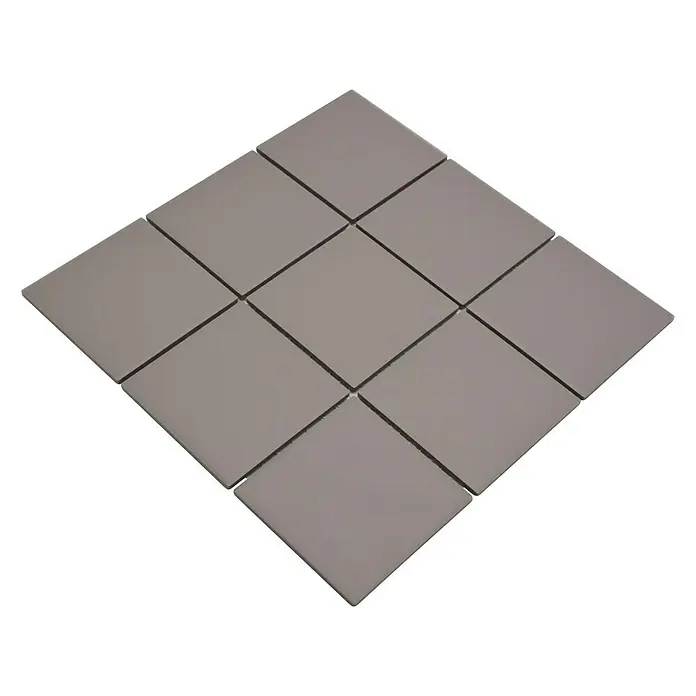 Mosaikfliese Quadrat Uni CU 902 - 29,8 x 29,8 cm, Hellgrau, Matt - Nahaufnahme von quadratischen, grauen Keramikfliesen, die in einem Rautenmuster angeordnet sind, perfekt für moderne Innenräume.