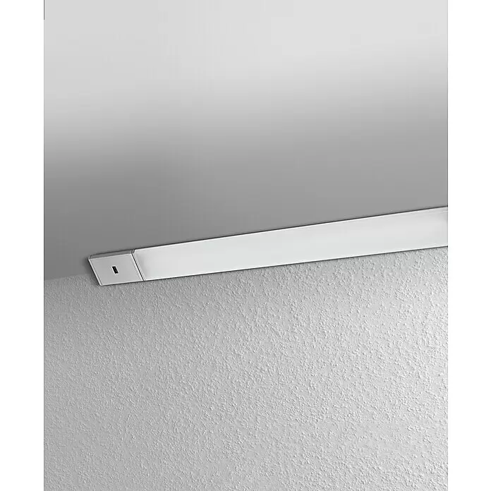 Ledvance LED-Unterbauleuchte Cabinet Corner - 7,5 W, Länge: 55 cm, Warmweiß - Weiße lineare LED-Leuchte, an einer strukturierten Wand unterhalb der Decke montiert, mit dunklem Sensor.