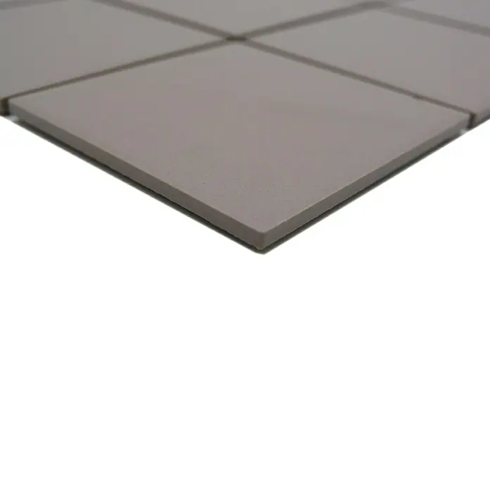 Mosaikfliese Quadrat Uni CU 902 - 29,8 x 29,8 cm, Hellgrau, Matt - Nahaufnahme von grauen quadratischen Fliesen, die ein einheitliches Muster bilden, ideal für moderne Innenräume.