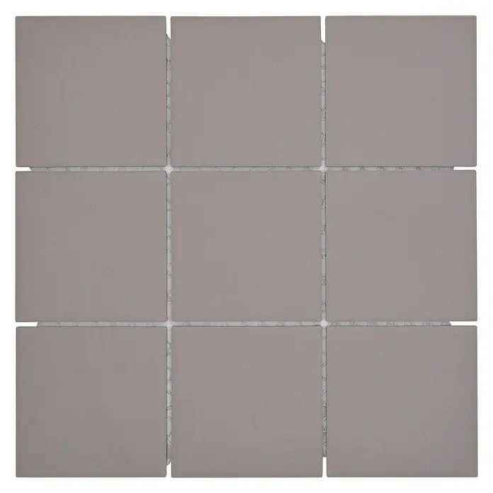 Mosaikfliese Quadrat Uni CU 902 - 29,8 x 29,8 cm, Hellgrau, Matt - Nahaufnahme eines Musters aus grauen Keramikfliesen mit hellem Fugenmörtel. Ideal für Küchen- und Badprojekte, die einen modernen Touch suchen.