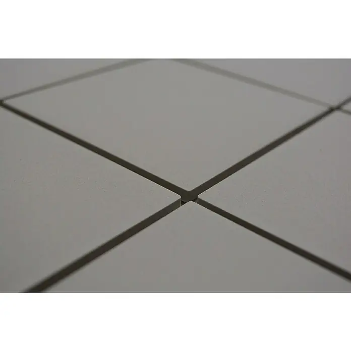 Mosaikfliese Quadrat Uni CU 90229,8 x 29,8 cm, Hellgrau, Matt - Nahaufnahme von grauem Fliesenboden mit gleichmäßigen Fugen, die ein modernes und minimalistisches Design zeigen.
