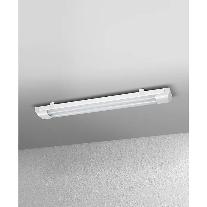 Osram LED-Lichtleiste Power Batten - L x B x H: 60 x 8,2 x 4,8 cm, Lichtfarbe: Warmweiß, 24 W, 220 V - 240 V - Deckenleuchte mit zwei Leuchtstoffröhren. Diese Leuchte ist ideal für Büros, Garagen oder andere Arbeitsbereiche, die helles, effizientes Licht benötigen.
