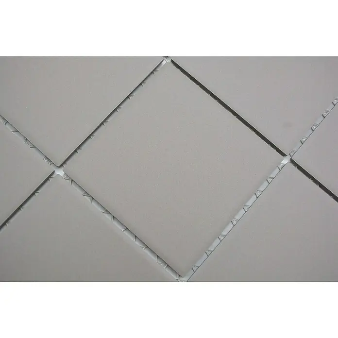 Mosaikfliese Quadrat Uni CU 902 - 29,8 x 29,8 cm, Hellgrau, Matt - Nahaufnahme von quadratischen, hellgrauen Keramikfliesen mit weißen Fugenlinien, diagonal angeordnet.