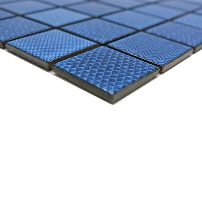 Mosaikfliese Quadrat Celadon Heritage CH C2 - 29,8 x 29,8 cm, Blau, Glänzend - Nahaufnahme von blauen Mosaikfliesen mit unterschiedlichen Texturen, die ein elegantes und modernes Design für Badezimmer oder Küchen zeigen.