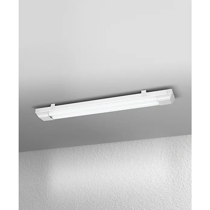Osram LED-Lichtleiste Power Batten - L x B x H: 60 x 8,2 x 4,8 cm, Lichtfarbe: Kaltweiß, 24 W, 220 V - 240 V - Nahaufnahme einer weißen LED-Feuchtraumleuchte, die an einer grauen Decke montiert ist. Das Licht scheint hell.