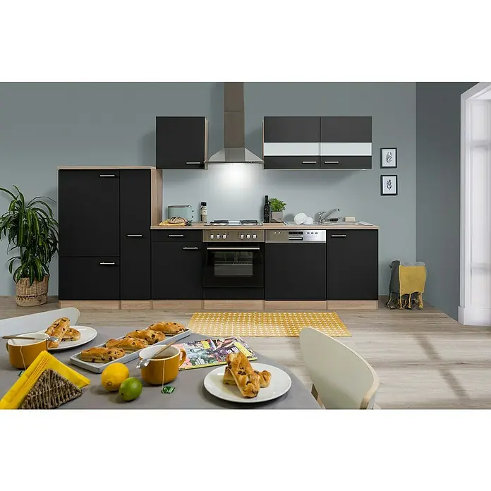 Respekta Küchenzeile Merle - Breite: 310 cm, Schwarz, Mit Elektrogeräten, Volumen Backofen: 60 l - Moderne Küche mit schwarzen Schränken und hellem Holzdekor, inklusive Elektrogeräten und einer Dunstabzugshaube. Gemütliche Atmosphäre mit gedecktem Tisch im Vordergrund.