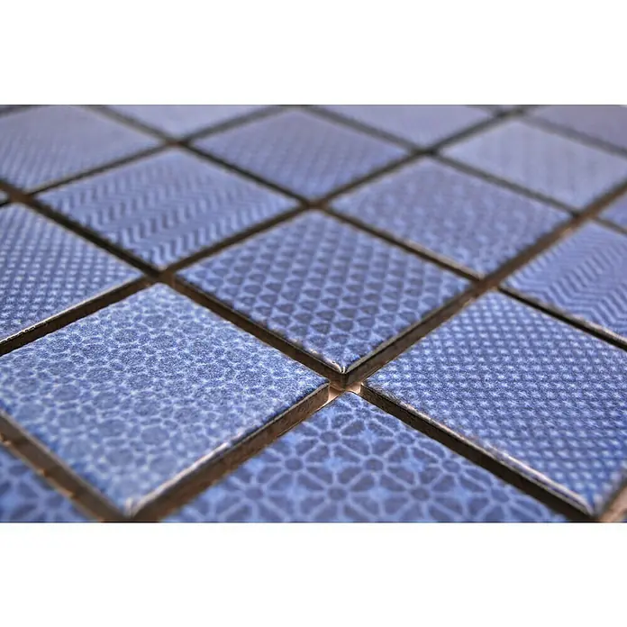 Mosaikfliese Quadrat Celadon Heritage CH C2 - 29,8 x 29,8 cm, Blau, Glänzend - Nahaufnahme von blauen Mosaikfliesen mit verschiedenen Mustern und Texturen, die ein dekoratives Element für Innenräume darstellen.