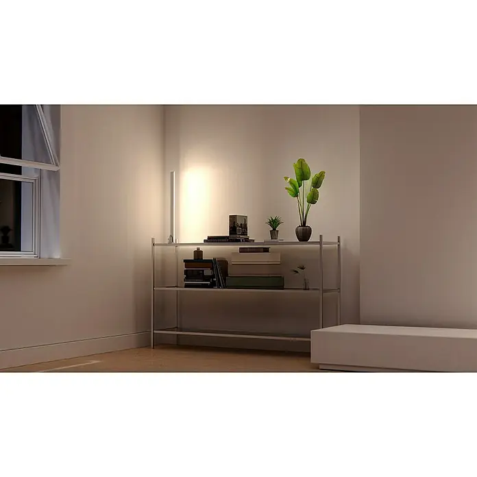 Müller-Licht Tint LED-Unterbauleuchte Talpa - 13 W, Weiß, RGBW, L x B x H: 55 x 5,2 x 3,5 cm - Dieses Bild zeigt ein modernes Regal mit Büchern und Pflanzen in einem hellen Raum, ergänzt durch eine elegante Stehlampe.