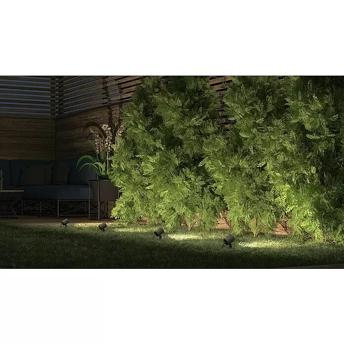 Müller-Licht Tint LED-Gartenspot-Set Flores - 13 W, Schwarz, RGBW, Höhe: 19,5 cm - Dunkle Bodenspots beleuchten grüne Büsche und Gras in einer nächtlichen Garten-Terrassenszene.