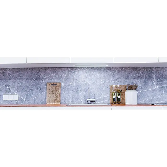 Müller-Licht Tint LED-Unterbauleuchte Alba - 14 W, Weiß, L x B x H: 50 x 6 x 1 cm, Einstellbare Farbtemperatur - Nahaufnahme einer modernen Küchenzeile mit Arbeitsplatte, Spüle und dekorativen Elementen vor einer grauen Marmorwand.