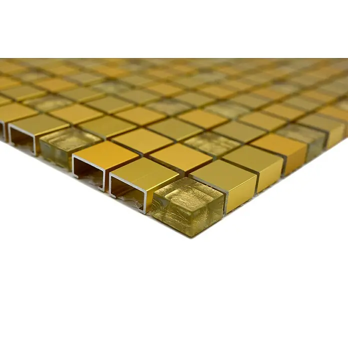 Mosaikfliese Quadrat ALF A307 - 30 x 30 cm, Gold, Matt - Nahaufnahme goldener Mosaikfliesen mit Metallrahmen, die ein elegantes und modernes Design für Innenräume bieten.