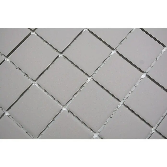 Mosaikfliese Quadrat Uni CU 203 - 29,8 x 29,8 cm, Hellgrau, Matt - Graue quadratische Fliesen mit weißen Fugen. Ein modernes, minimalistisches Design für Böden und Wände, das sich durch seine schlichte Eleganz auszeichnet.