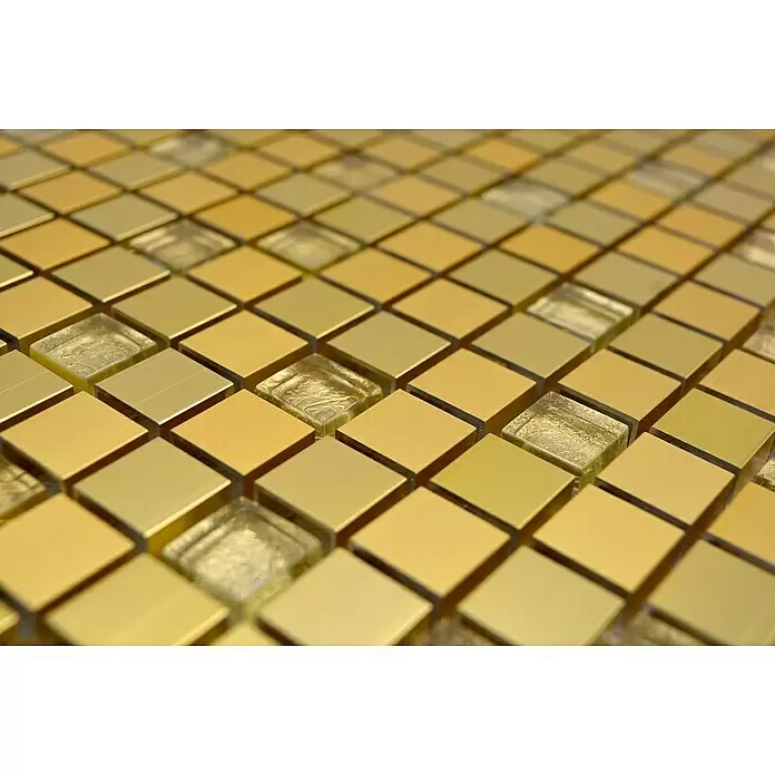 Mosaikfliese Quadrat ALF A307 - 30 x 30 cm, Gold, Matt - Nahaufnahme von goldenen Mosaikfliesen mit abwechselnd metallischen und strukturierten Glasquadraten, die ein schimmerndes Muster bilden.