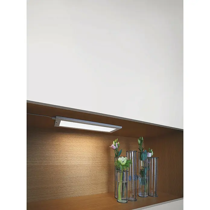 Ledvance LED-Unterbauleuchte Cabinet Sensor - 30 x 10 x 0,8 cm, 5 W, Warmweiß, Gesamtstückzahl: 1 Stk. - Elegante LED-Unterbauleuchte beleuchtet Blumenarrangements in stilvollen Glasvasen, ideal für eine moderne Raumgestaltung.