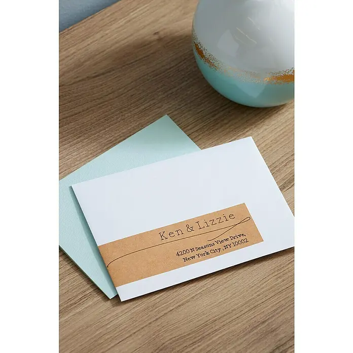 Cricut Joy Aufkleber Smart Label - 4 Stk., Kraftpapier-Braun, 30,4 x 13,9 cm - Nahaufnahme eines eleganten, weißen Umschlags mit einer braunen Adressetikettierung, ideal für stilvolle Korrespondenz.