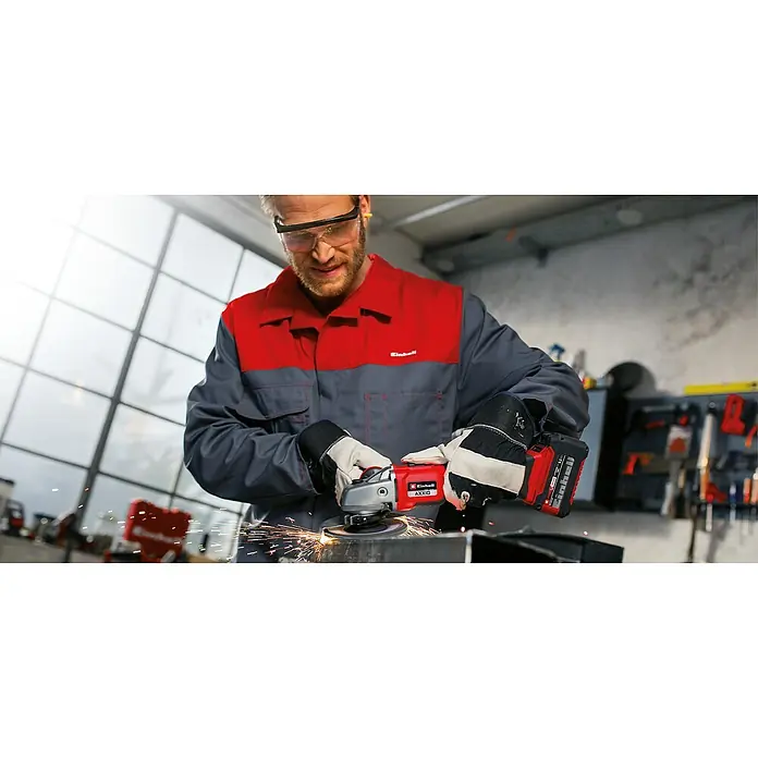 Einhell Professional PXC 18V Amoladora angular de batería Axxio 18/125 Q - Sin batería, Diámetro disco: 125 mm, 8.500 r.p.m. - Un hombre trabaja con una amoladora angular inalámbrica Einhell AXXIO, saltan chispas. Ideal para construcción y bricolaje.