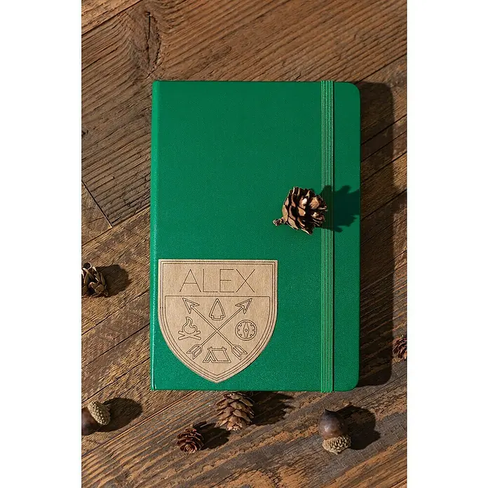 Cricut Joy Aufkleber Smart Label4 Stk., Kraftpapier-Braun, 30,4 x 13,9 cm - Grünes Notizbuch mit persönlichem Schild, ideal für Abenteuer. Ein tolles Geschenk für alle Entdecker mit rustikalem Charme.