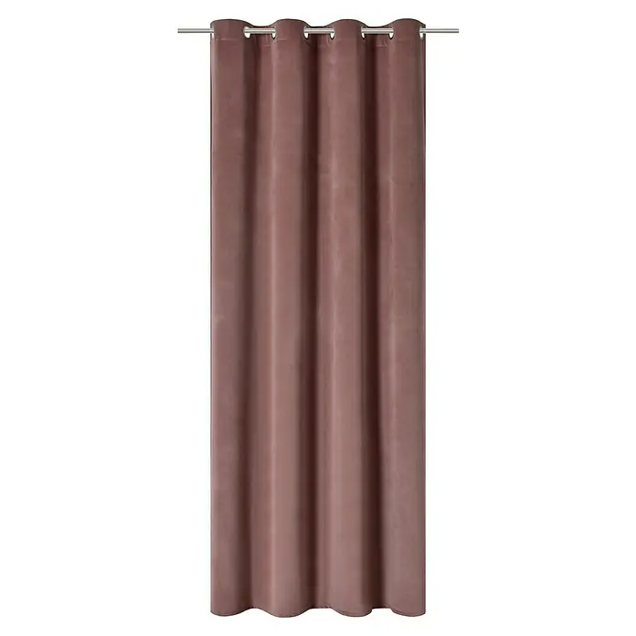 Elbersdrucke Ösenschal Cosy - Altrosa, 100% Polyester - Nahaufnahme eines eleganten, plüschigen Vorhangs in sanftem Rosa, der an einer silbernen Stange hängt und eine luxuriöse Note verleiht.