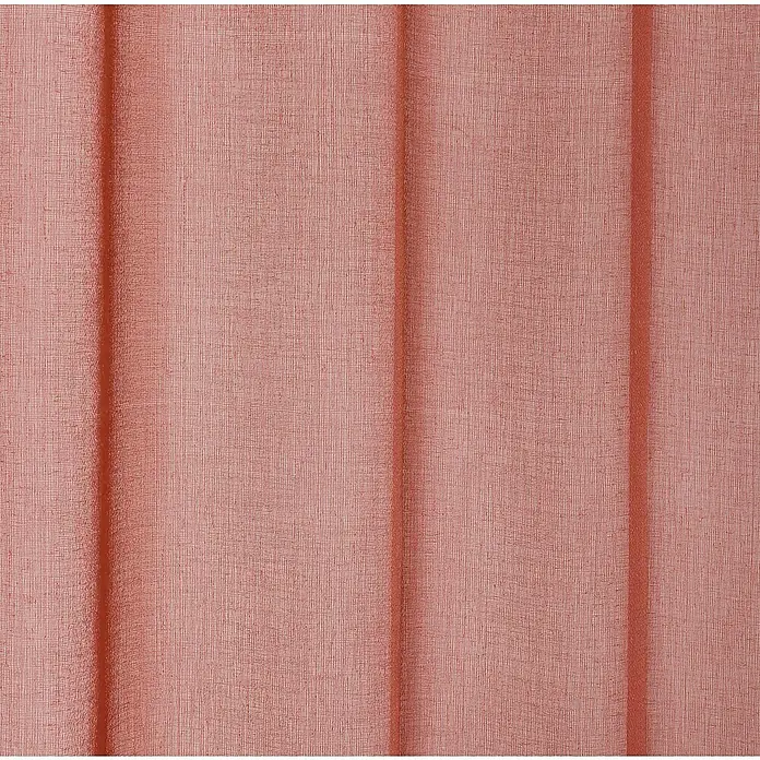 Elbersdrucke Schlaufenschal AirCognac Rot, B x H: 140 x 255 cm, 100% Polyester - Nahaufnahme von einem korallenfarbenen Vorhang mit subtiler Textur, der weiche Falten wirft und eine warme, textile Oberfläche zeigt.
