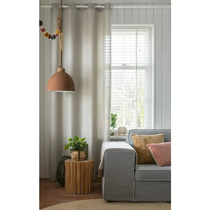 Elbersdrucke Ösenschal Lino - Dunkelbeige, B x H: 140 x 300 cm, 100% Polyester - Einrichtungsidee mit einer dekorativen Lampe, einem Beistelltisch aus Holz und einem grauen Sofa mit Kissen für ein gemütliches Ambiente.
