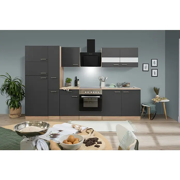 Respekta Küchenzeile Merle Typ 2 - Breite: 300 cm, Grau, Mit Elektrogeräten, Volumen Backofen: 72 l - Moderne Küche mit grauen Schränken, Holzdetails und einer Dunstabzugshaube über dem Herd. Backzutaten auf dem Tisch im Vordergrund.