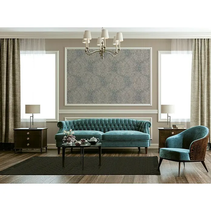 A.S. Création Mata Hari Vliestapete - Blau/Kupfer, Ornament, 10,05 x 0,53 m - Elegantes Wohnzimmer mit türkisfarbenem Sofa, passendem Sessel und dunklem Teppich. Die Einrichtung wird durch einen Kronleuchter und Beistelltische ergänzt.