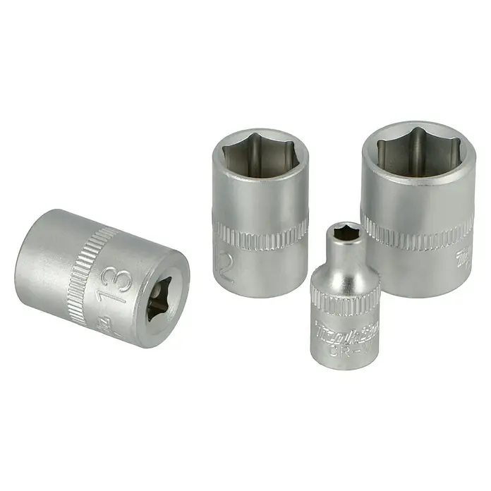 Makita Werkzeugkoffer E-10883 - L x B x H: 420 x 312 x 130 mm, 221 -tlg. - Nahaufnahme von vier Steckschlüsseleinsätzen aus Metall in verschiedenen Größen, die für Schraubarbeiten verwendet werden.