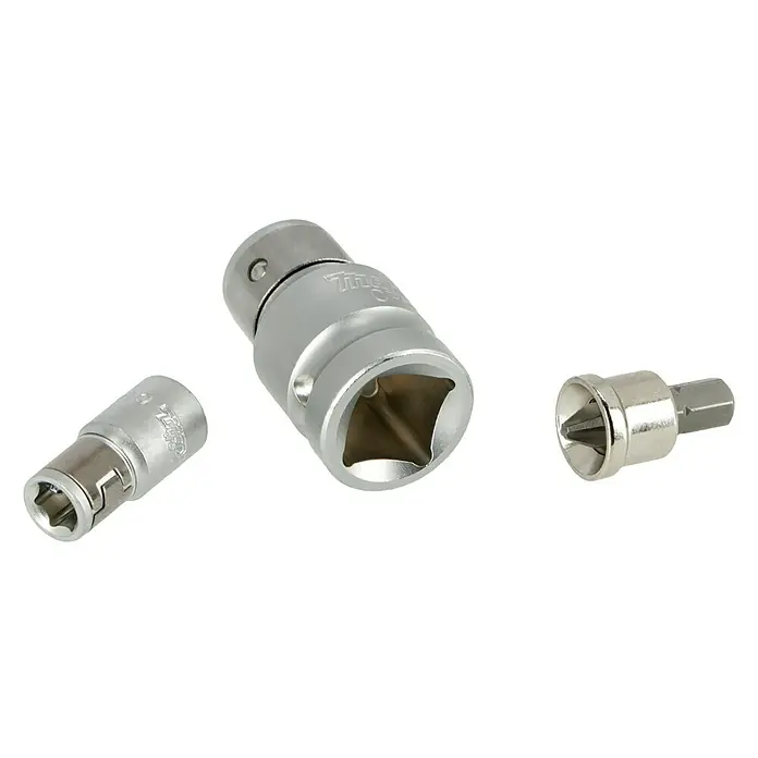Makita Werkzeugkoffer E-10883 - L x B x H: 420 x 312 x 130 mm, 221 -tlg. - Das Bild zeigt eine Nahaufnahme von drei Titanschraubenadaptern mit silberner Oberfläche und verschiedenen Formen.