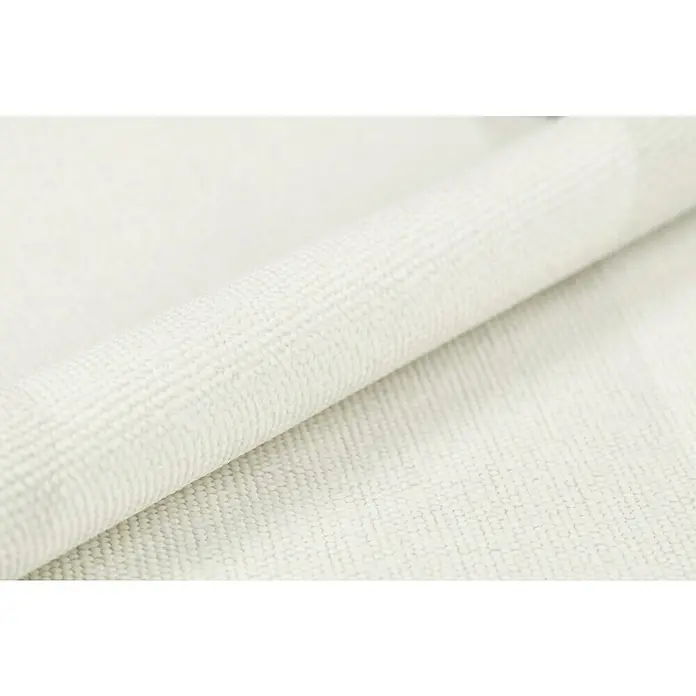 Rasch Tapetenwechsel Vliestapete Streifen - Creme, Streifen, 10,05 x 0,53 m - Nahaufnahme eines gerollten, weißen Badteppichs mit einer sichtbaren Textur, der Komfort und Weichheit für das Badezimmer bietet.