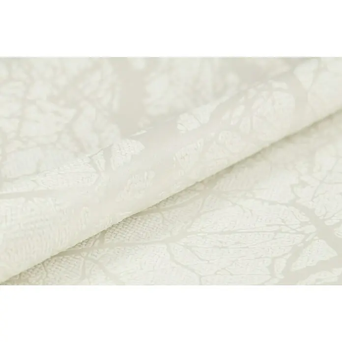 Rasch Tapetenwechsel Vliestapete Äste - Beige/Weiß, Floral, 10,05 x 0,53 m - Nahaufnahme von strukturiertem, weißem Möbelstoff mit einem zarten Baumzweigmuster, ideal für stilvolle Möbelbezüge.