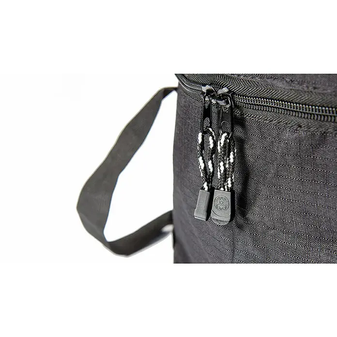 Petromax Transporttasche FT 4,5 - Ø x H: 30 x 19,5 cm, Polyester - Detailansicht eines schwarzen Rucksacks mit Reißverschluss und Tragegurt, Fokus auf die hochwertige Verarbeitung und das robuste Material.